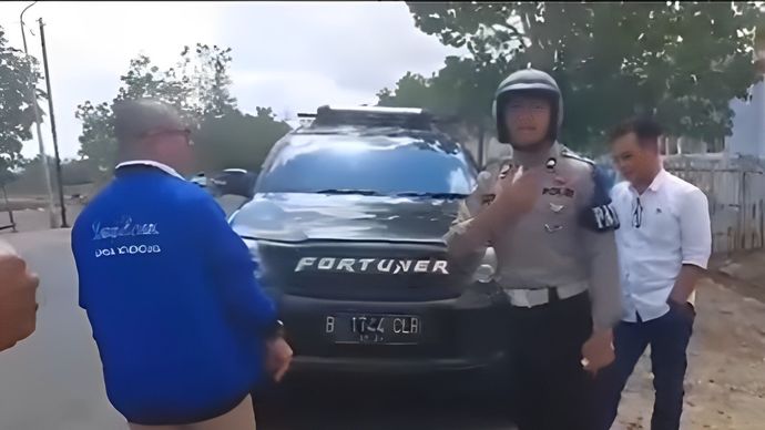 Anggota DPRD Kabupaten Bima cekcok dengan seorang anggota polisi <b>(Instagram)</b>