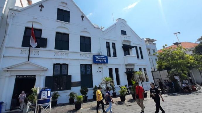 Wisatawan berjalan melewati gedung Museum Wayang, Jakarta Barat, Jumat (28/6/2024).