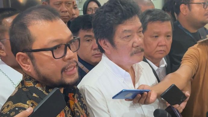 Pengacara Dede dari PBH Peradi, Suhendra Asido Hutabarat (kiri). 