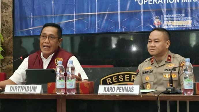 Direktur Tindak Pidana Umum (Dirtipidum) Bareskrim Polri Brigjen Pol. Djuhandhani Rahardjo Puro (kiri) memberikan keterangan kepada awak media di Gedung Bareskrim Polri, Jakarta, Selasa (23/7/2024).