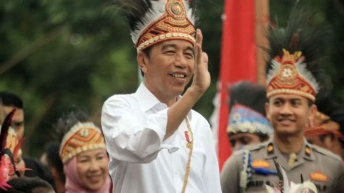 Presiden Joko Widodo menyapa anak-anak yang menyambutnya saat tiba di Istora Papua Bangkit, Jayapura, Selasa (23/7/2024).