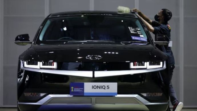 Seorang pekerja membersihkan mobil listrik Hyundai IONIQ 5 selama pameran IIMS di Jakarta, Indonesia, 16 Februari 2023. (Foto: REUTERS/Willy Kurniawan)