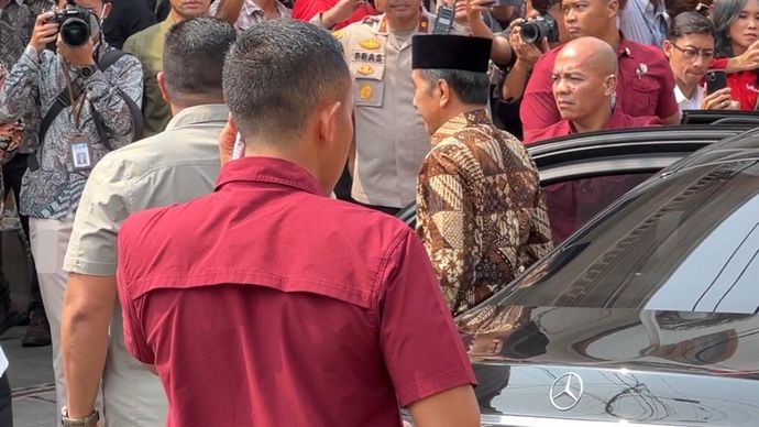 Presiden Jokowi tiba di rumah duka mantan Wapres Hamzah Haz. 