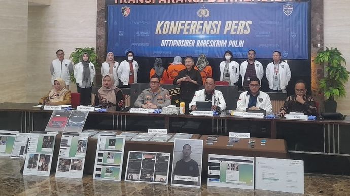 Konferensi pers Dittipidsiber Bareskrim Polri tentang kasus konten porno anak yang dibuat paman sendiri. 