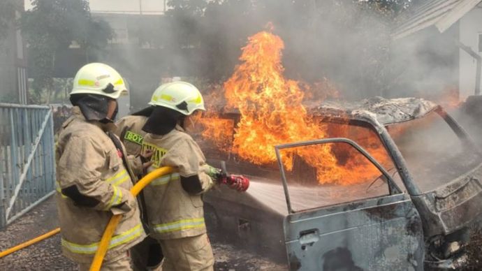 Kebakaran mobil di Jatinegara