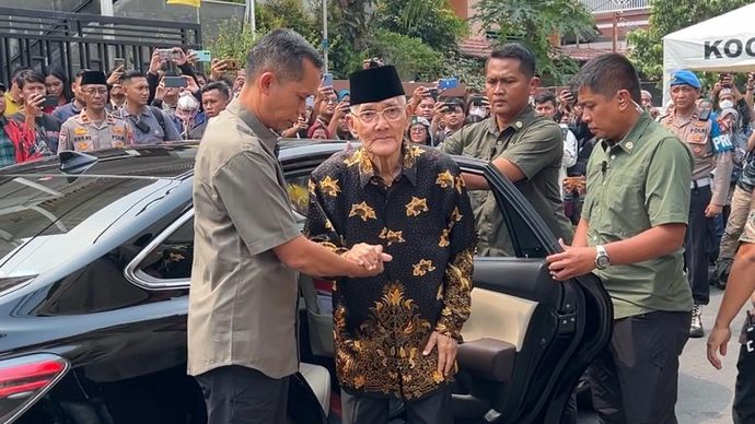 Mantan Wapres Try Sutrisno saat mengunjungi rumah duka Hamzah Haz. 