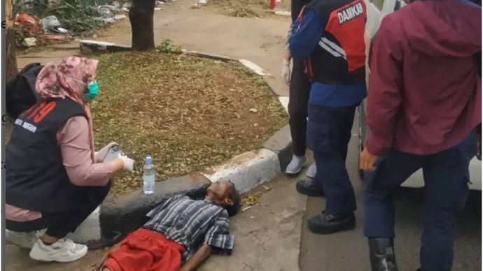 pria paruh baya pingsan di tengah jalan