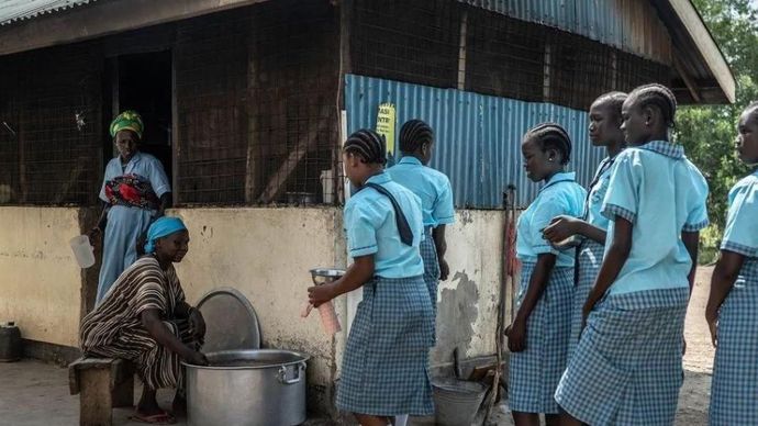 Siswi mengantre untuk mendapatkan makanan di Lifeworks Tumaini Girls Secondary School, kamp pengungsi Kakuma, Turkana, Kenya  