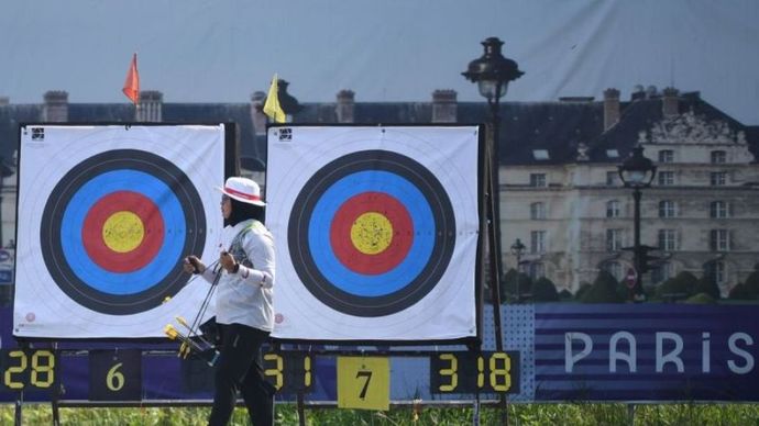 Pemanah putri Indonesia Syifa Nur Afifah Kamal mengambil anak panah saat berlatih di Cikarang, Bekasi, Jawa Barat, Jumat (12/7/2024). Empat atlet panahan Indonesia akan terjun pada nomor tim recurve putri, perorangan recurve putri, perorangan recurve putra dan mix team pada Olimpiade Paris 2024.