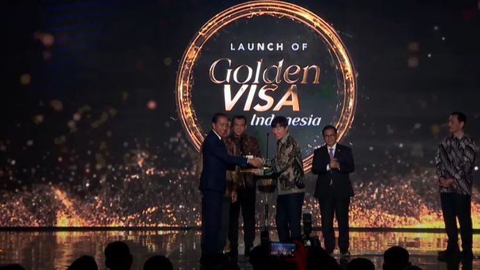 Shin Tae-yong mendapatkan Golden Visa dari Presiden Jokowi. <b>(Tangkapan layar youtube)</b>