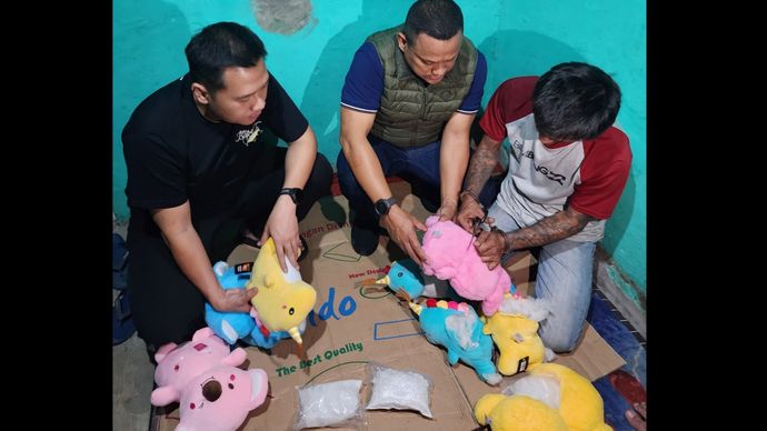 Boneka saat digunting dan ditemukan sabu di dalamnya. 