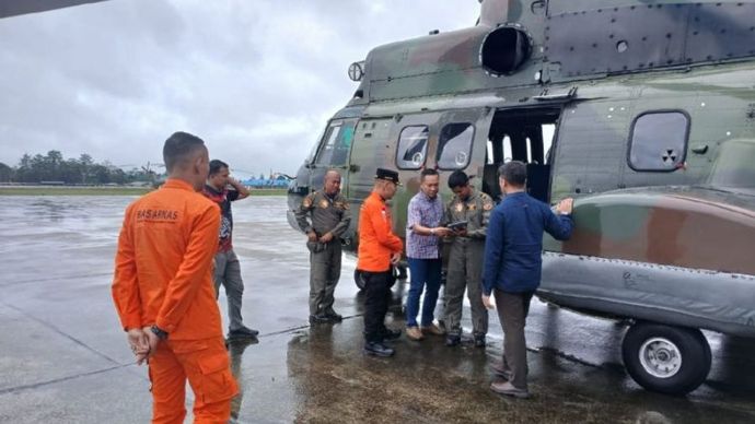 Helikopter Super Puma milik TNI-AU saat disiagakan untuk mencari kapal LCT pengangkut bahan pembangunan BTS yang hilang kontak dalam perjalanan dari Timika ke Lokpon Kabupaten Yahukimo.