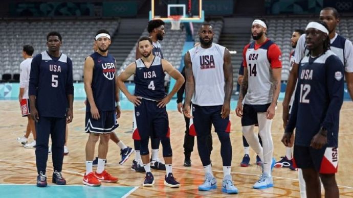 Tim bola basket Amerika Serikat saat berlatih di Prancis Utara jelang Olimpiade Paris 2024.