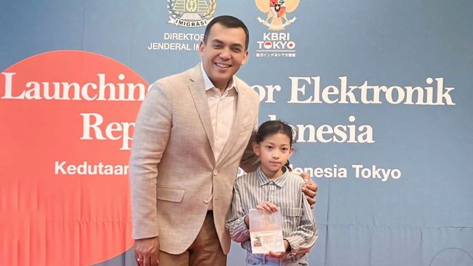 Direktur Jenderal (Dirjen) Imigrasi Silmy Karim bersama Oulaya Nur Shofia, gadis berusia 10 tahun dari Warga Negara Indonesia yang tinggal di Jepang