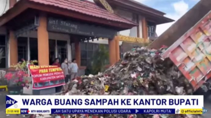 Warga buang sampah di depan kantor Bupati Sintang sebagai bentuk protes penanganan sampah di tempat tinggal mereka/tangkapan layar NTV 