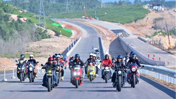 Presiden Joko Widodo (Jokowi) memimpin konvoi motor bersama influencer di Ibu Kota Nusantara (IKN).