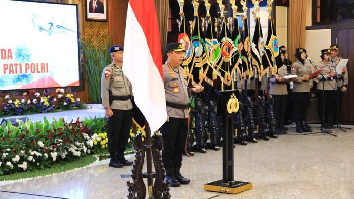 Kapolri Jenderal Pol. Listyo Sigit Prabowo memimpin upacara kenaikan pangkat dan serah terima jabatan (sertijab) sejumlah perwira tinggi (pati) di Ruang Rapat Utama (Rupatama) Mabes Polri, Jakarta Selatan, Senin (29/7/2024).