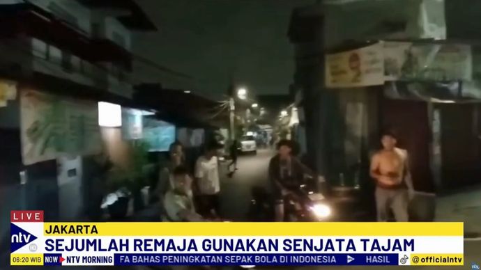 Kelompok pemuda diduga anggota geng motor melakukan penyerangan dengan menggunakan senjata tajam berupa parang dan celurit.