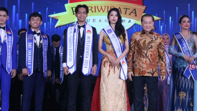 Tokoh Abraham Rudy, berfoto bersama Putra Putri Pariwisata <b>(Dokumentasi)</b>