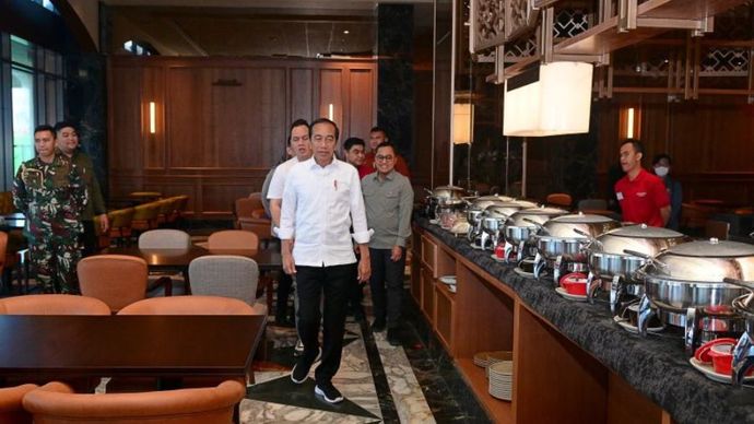 Presiden Joko Widodo meninjau ruang restoran Hotel Nusantara di Ibu Kota Nusantara, Kabupaten Penajam Paser Utara, Provinsi Kalimantan Timur, Selasa (30/7/2024).