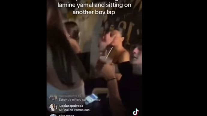 Kekasih Lamine Yamal dipangku pria lain. <b>(Tiktok screenshot)</b>