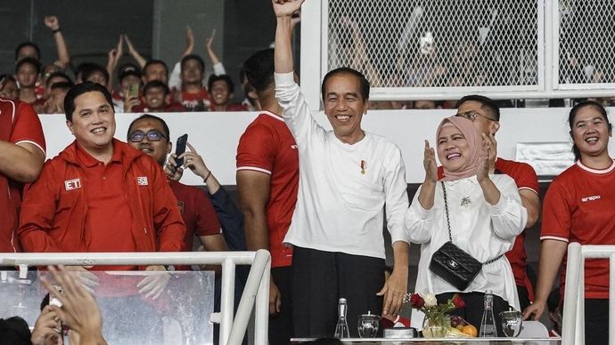 Presiden Jokowi saat menyaksikan Timnas. (Antara) 