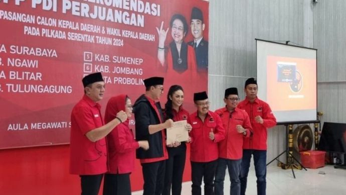 Krisdayanti (tengah) saat menerima surat tugas dari DPP PDIP untuk maju dalam Pilkada Batu 2024.