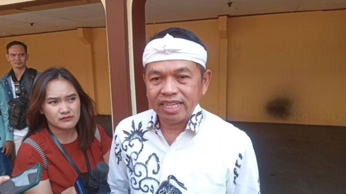 Dedi Mulyadi (kanan kemeja putih) yang hadir dalam sidang PK Saka Tatal, saat memberikan keterangan di PN Cirebon, Jawa Barat, Rabu (31/7/2024).