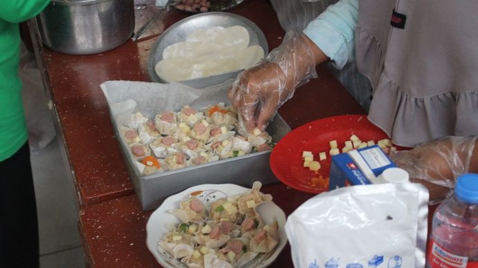 Tim KKN Tematik IPB University yang berjumlah delapan mahasiswa berinovasi mengolah limbah bonggol jagung menjadi tepung yang bisa dimanfaatkan sebagai bahan tambahan pembuatan kue (cookies) dan dimsum, sementara rambut jagung diolah menjadi bahan campuran minuman. <b>(Dok.Istimewa)</b>