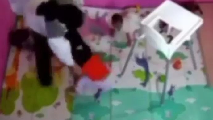 Rekaman video penganiayaan bayi di daycare. (Tangkapan layar) 