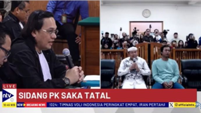 Mantan Bupati Purwakarta Dedi Mulyadi menjawab pertanyaan-pertanyaan yang diajukan kuasa hukum Farhat Abbas dalam sidang PK Saka Tatal di PN Kota Cirebon/tangkapan layar NTV