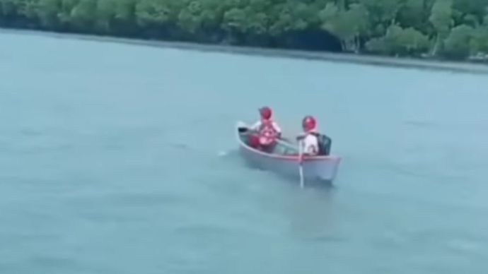 2 Bocah dayung perahu demi sampai ke sekolah <b>(IG @makasar_iinfo)</b>