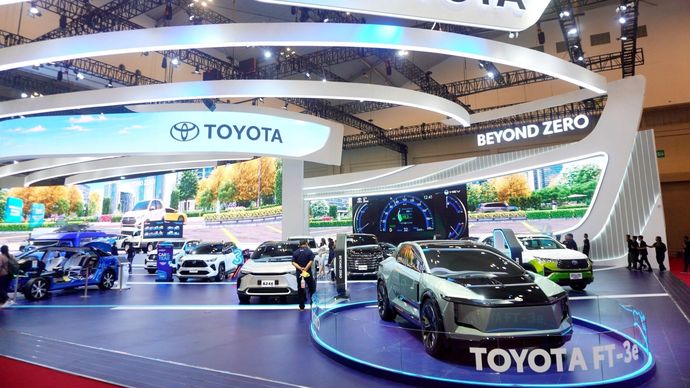 Pameran mobil Toyota di GIIAS 2024