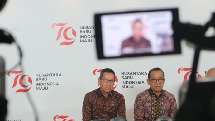 Mensesneg Pratikno (kanan) bersama Kasetpres Heru Budi Hartono memberikan keterangan pers terkait dengan rangkaian acara bulan kemerdekaan di Jakarta, Kamis (1/8/2024). <b>(Dok.Antara)</b>