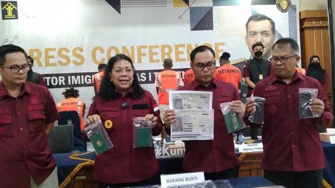 Kepala Kantor Wilayah Kementerian Hukum dan HAM Provinsi Bali Pramella Yunidar Pasaribu (kedua kiri) bersama Kepala Kantor Imigrasi Denpasar Ridha Sah Putra (kedua kanan) menunjukkan sejumlah barang bukti penangkapan WNA Nigeria dan Rusia terkait kei