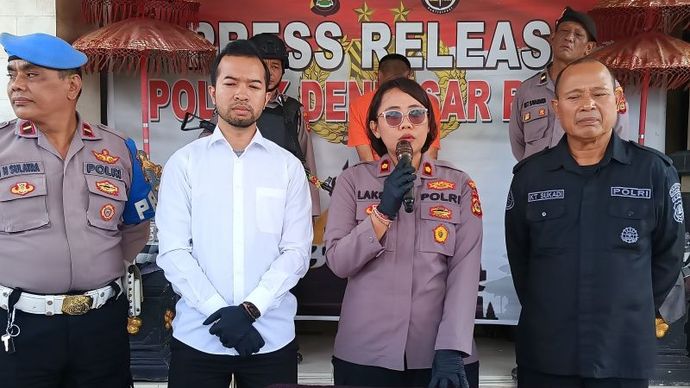 Kapolsek Denpasar Barat Komisaris Polisi Laksmi Trisnadewi Wieryawan ditemani Kasi Humas Polresta Denpasar AKP Ketut Sukadi dan Kanit Reskrim Polsek Denpasar Barat Iptu Dian Eka Ananta memberikan keterangan terkait pengungkapan kasus prostitusi darin