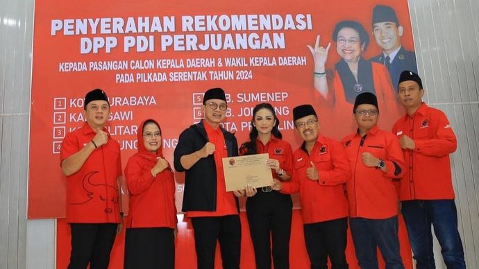 Krisdayanti saat menerima surat tugas untuk maju di Pilwalkot Batu 2024. (Instagram) 