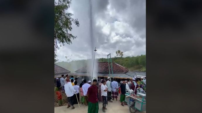 Air menyembur dari dalam tanah