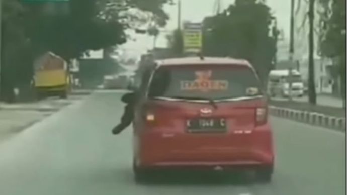 Pengendara mobil tabrak polisi