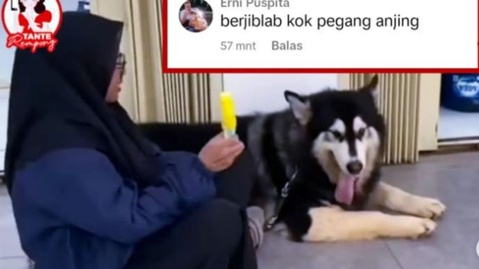 Wanita berjilbab bersama anjing kesayangan