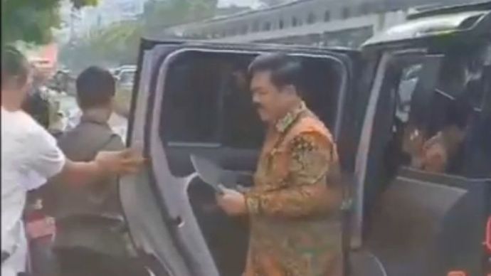 Tangkapan layar video Menko Polhukam turun dari mobil dinas di Jalan Jenderal Sudirman, Jakarta Pusat Senin (5/8/2024). 