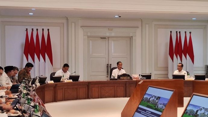 Presiden Joko Widodo memimpin rapat terbatas didampingi Menhan Prabowo dan Menteri Sekretaris Negara Pratikno di Kantor Presiden Jakarta, Senin (5/8/2024).