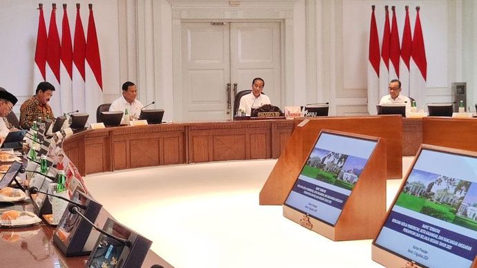 Presiden Joko Widodo (Jokowi) memimpin rapat terbatas didampingi Menhan Prabowo dan Menteri Sekretaris Negara Pratikno, di Kantor Presiden Jakarta, Senin (5/8/2024).