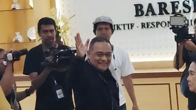 Kepala BP2MI Benny Rhamdani melambaikan tangan kepada awak media di Gedung Awaloedin Djamin Bareskrim Polri, Jakarta, Senin (5/8/2024).