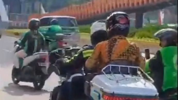 Tangkapan layar video Menko Polhukam dibonceng petugas Polisi Militer dari Jalan Jenderal Sudirman, Jakarta Pusat menuju Istana Kepresidenan, Jakarta Pusat, Senin (05/08/2024).  <b>(ANTARA/Walda Marison)</b>