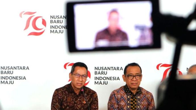 Mensesneg Pratikno (kanan) bersama Kasetpres Heru Budi Hartono memberikan keterangan pers di Jakarta, Kamis (1/8/2024)