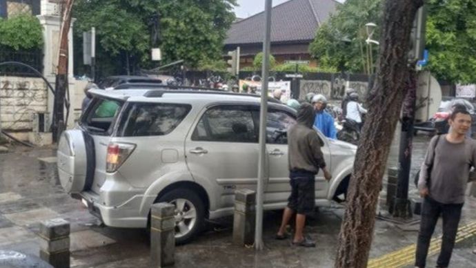 Mobil yang dibawa kabur bocah 9 tahun. 