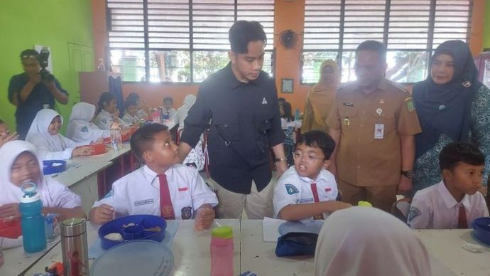 Wakil Presiden terpilih Gibran Rakabuming Raka melakukan pemantauan makan bergizi gratis di SDN 4 Kota Tangerang,