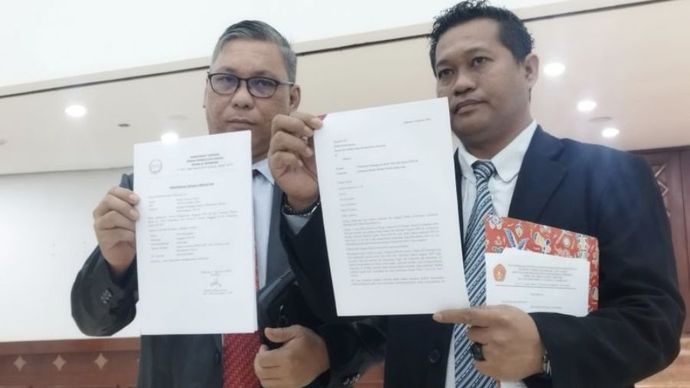 Kuasa hukum Filep Wamafma menunjukkan surat penerimaan laporan BK DPD RI di kompleks parlemen, Jakarta, Selasa (6/8/2024).