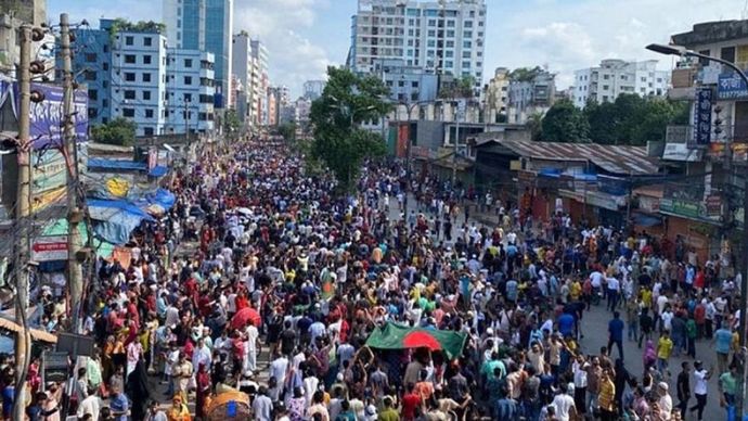 Warga berkumpul saat berlangsung protes terhadap kebijakan pemerintah di Bangladesh.